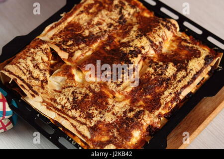 Frisch gebackene Lasagne im Backblech. Lasagne Bolognese-Serie zu machen. Stockfoto