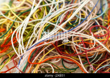Mehrfarbige verworrenen bunte Needlecraft Seidenfaden Seil. Makroaufnahme. Abstrakte Farben Hintergrund Stockfoto