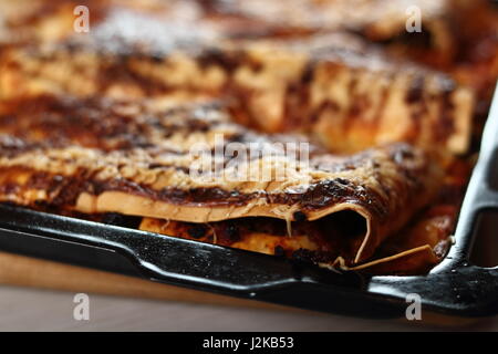 Frisch gebackene Lasagne im Backblech. Lasagne Bolognese-Serie zu machen. Stockfoto