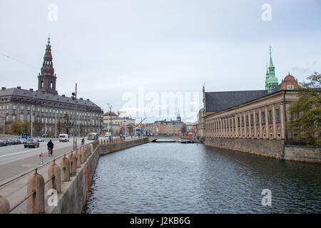 Die Kirche von Holmen und dem Schloss Christiansborg in Kopenhagen, die Hauptstadt von Dänemark. Stockfoto