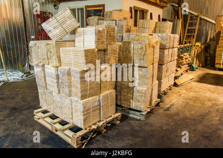 Lager verpackt mit Vielzahl von Holz für den Bau und die Reparatur. Baustoff Holz Holz Stockfoto