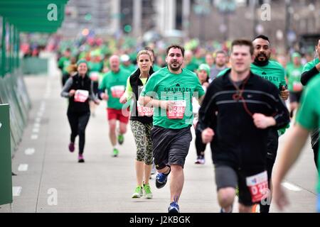 Ein Meer von approachlng Läufer die Ziellinie an der 2017 Shamrock Shuffle. Die jährlichen Rennen ist ein 8K-Route durch die Innenstadt von Chicago, Illinois, USA. Stockfoto