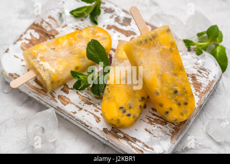Hausgemachtes Eis gefrorenen Eis am Stiel mit frischer Mango und Passionsfrucht Stockfoto