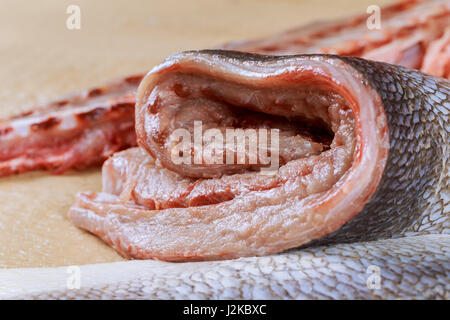 Rohe frische Blyufish Filet auf ein Holzbrett Closeup schneiden Stockfoto