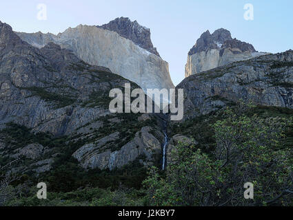 Zwei steinerne Türme ragen über den Torres del Paine National Park im chilenischen Patagonien. Stockfoto