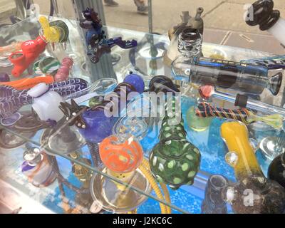 Glasschalen oder Bongs Marihuana in verschiedenen Farben und Designs zu rauchen. Stockfoto