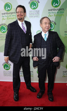 Eröffnung der Wahlburgers am großen Basar Geschäfte im Bally's Las Vegas mit: Penn & Teller wo: Las Vegas, Nevada, Vereinigte Staaten, wann: 28. März 2017 Stockfoto