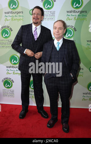 Eröffnung der Wahlburgers am großen Basar Geschäfte im Bally's Las Vegas mit: Penn & Teller wo: Las Vegas, Nevada, Vereinigte Staaten, wann: 28. März 2017 Stockfoto