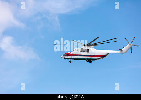 Schwergut-Hubschrauber fliegen gegen blauen Himmel Stockfoto