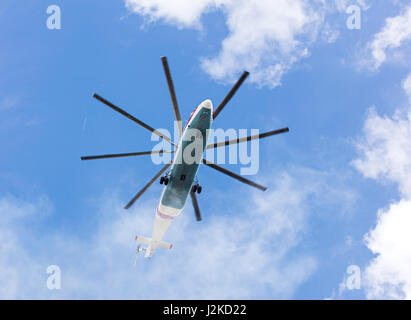 Schwergut-Hubschrauber fliegen overhead gegen blauen Himmel Stockfoto