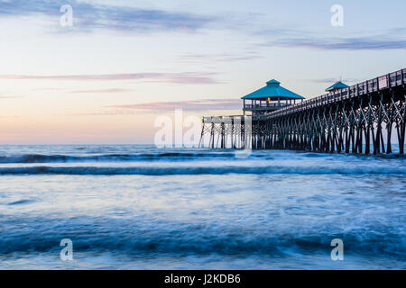 Folly Beach Pier bei Sonnenaufgang in Charleston, South Carolina Stockfoto