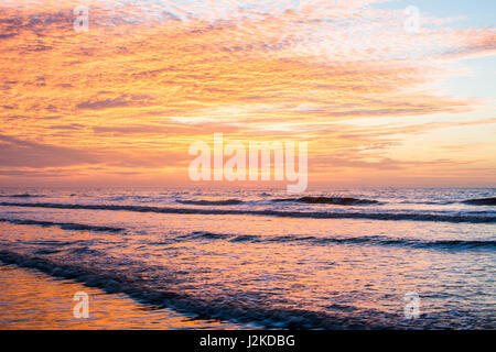 Folly Beach Pier bei Sonnenaufgang in Charleston, South Carolina Stockfoto