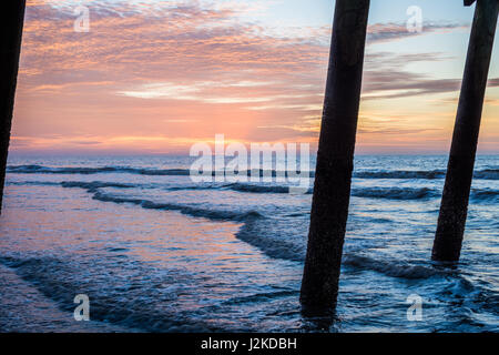 Folly Beach Pier bei Sonnenaufgang in Charleston, South Carolina Stockfoto