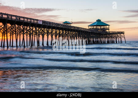 Folly Beach Pier bei Sonnenaufgang in Charleston, South Carolina Stockfoto