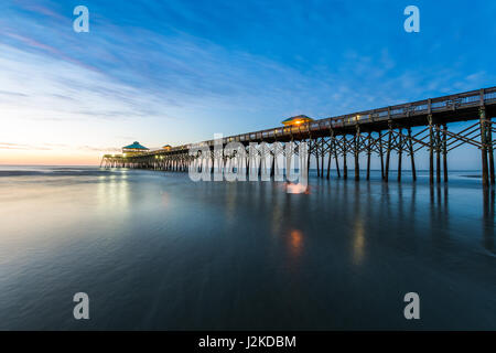 Folly Beach Pier bei Sonnenaufgang in Charleston, South Carolina Stockfoto