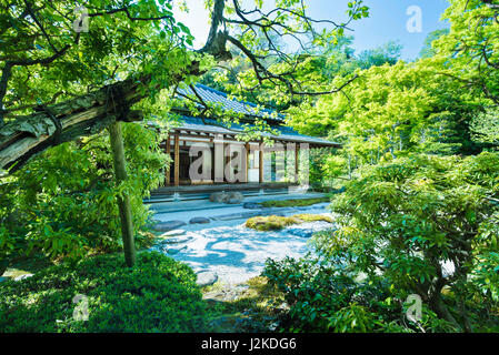 Kisen-ein Teehaus und Steingarten auf dem Gelände der Jomyoji-Tempel in Kamakura, Kanagawa, Japan Stockfoto