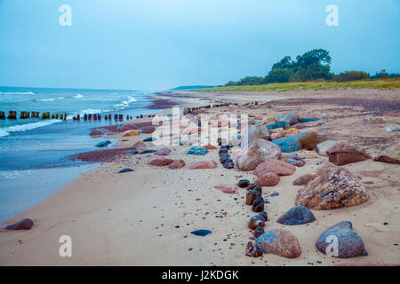 Meer, Sandstrand mit Kieselsteinen. Verlassener Strand. Meereslandschaft mit blaue Meer und den schönen bewölkten Himmel. Stockfoto