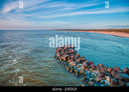 Meer entfernt. Meereslandschaft mit blaue Meer und den schönen bewölkten Himmel. Stockfoto