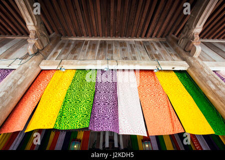 Vorhänge auf der Vorderseite des Hatto in Kencho-Ji-Tempel, Kamakura, Japan Stockfoto