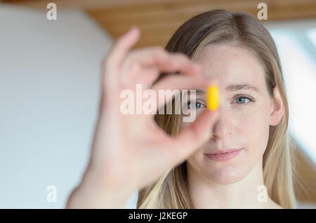 Porträt der jungen blonden Frau, die medizinische tablet in der hand, konzentrieren sich auf Gesicht Stockfoto