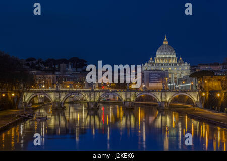 Basilica di San Pietro und dem Vatikan in Rom, Italien, von der Ponte Sant'Angelo gesehen über den Fluss Tiber und Ponte Vittorio Emanuele II im Morgengrauen Stockfoto