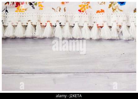 Shabby Chick, floral Stoff auf weißem Holz Hintergrund Stockfoto
