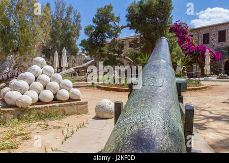 Kanonen und Kanonenkugeln in alte Famagusta, Zypern Stockfoto