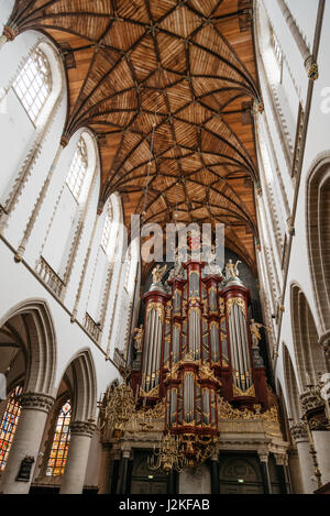 Haarlem, Niederlande - 3. August 2016: Low Angle Blick in das Innere der Kathedrale in Haarlem. Der Grote Kerk ist eine evangelische Kirche und ehemaligen Ca Stockfoto