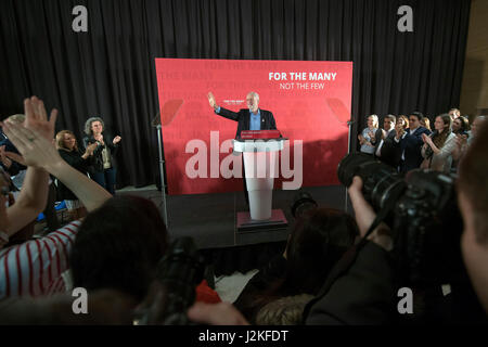 Labour-Chef Jeremy Corbyn hält eine Rede im Osten Londons, in der er die jungen Menschen direkt dazu aufappelliere, sich zu registrieren und zu stimmen, damit die Konservativen nicht länger "zurückhalten". Stockfoto