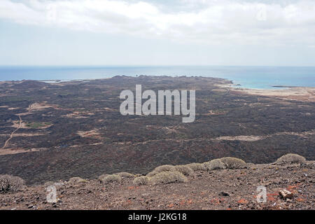 Der Vulkan Montaña La Caldera (der Kessel Berg) fordert die Isla de Lobos, Fuerteventura, Spanien Stockfoto