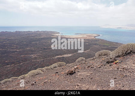 Fuerteventura von der Spitze des Vulkans Montaña La Caldera (der Kessel Berg) fordert Isla de Lobos, Spanien Stockfoto