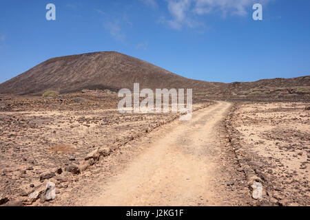 Der Vulkan Montaña La Caldera (der Kessel Berg) fordert die Isla de Lobos, Fuerteventura, Spanien Stockfoto