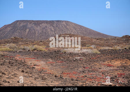 Der Vulkan Montaña La Caldera (der Kessel Berg) fordert die Isla de Lobos, Fuerteventura, Spanien Stockfoto