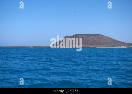 Der Vulkan Montaña La Caldera (der Kessel Berg) fordert die Isla de Lobos, Fuerteventura, Spanien Stockfoto