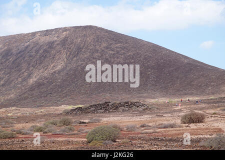 Der Vulkan Montaña La Caldera (der Kessel Berg) fordert die Isla de Lobos, Fuerteventura, Spanien Stockfoto