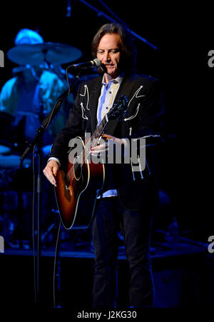 Nitty Gritty Dirt Band führen Sie auf der Bühne am Parker Playhouse in Fort Lauderdale, Florida.  Mitwirkende: Jeff Hanna wo: Fort Lauderdale, Florida, Vereinigte Staaten, wann: 28. März 2017 Kredit: JLN Photography/WENN.com Stockfoto