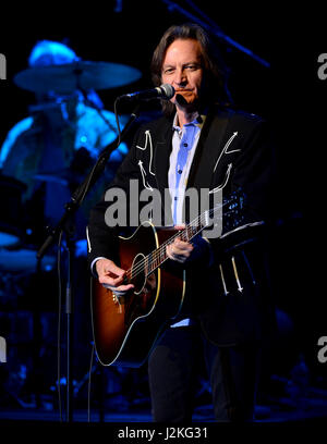 Nitty Gritty Dirt Band führen Sie auf der Bühne am Parker Playhouse in Fort Lauderdale, Florida.  Mitwirkende: Jeff Hanna wo: Fort Lauderdale, Florida, Vereinigte Staaten, wann: 28. März 2017 Kredit: JLN Photography/WENN.com Stockfoto