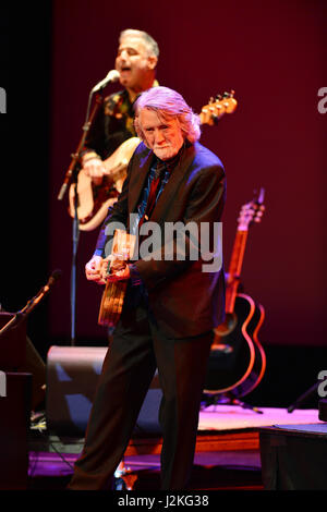 Nitty Gritty Dirt Band führen Sie auf der Bühne am Parker Playhouse in Fort Lauderdale, Florida.  Mit: John McEuen wo: Fort Lauderdale, Florida, Vereinigte Staaten, wann: 28. März 2017 Kredit: JLN Photography/WENN.com Stockfoto