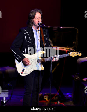 Nitty Gritty Dirt Band führen Sie auf der Bühne am Parker Playhouse in Fort Lauderdale, Florida.  Mit: John McEuen wo: Fort Lauderdale, Florida, Vereinigte Staaten, wann: 28. März 2017 Kredit: JLN Photography/WENN.com Stockfoto