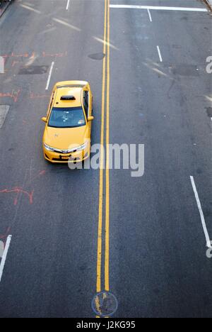 Ein typischer NYC Taxi auf einem Laufwerk Stockfoto