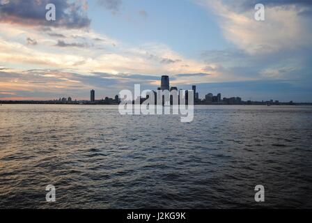 Ein Segelboot vorbei an Lower Manhattan in der Upper Bay, New York, Vereinigte Staaten Stockfoto