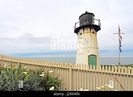 Point Montara-Nebel-Signal und Light Station aus der kalifornischen Highway 1 mit Lattenzaun und Calla Lilien Stockfoto