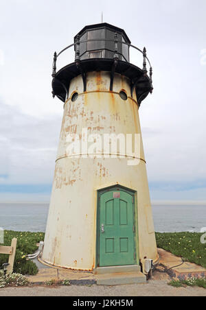 Punkt Montara-Nebel-Signal und Light Station aus der kalifornischen Highway 1 an einem vertikalen teilweise sonnigen Tag Stockfoto