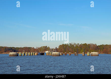 Jamestown Island Docks von Jamestown-Schottland Fähre gesehen von den James River in der Nähe von Williamsburg, Virginia Stockfoto