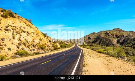 Ein schöner Tag fahren in der Wüste von Arizona Bartlet Damm unterwegs im Tonto National Forest an der Stadt von Phoenix, Arizona, USA Stockfoto