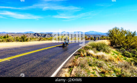 Eine schöne malerische Fahrt entlang der Bartlett Dam Road in den offenen Raum mit grünem Laub und die Berge am Horizont im Tonto-Nationalpark, AZ Stockfoto