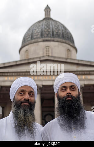 Harminder Singh (rechts) und Nandh Singh besuchen Vaisakhi Festival 2017 am Trafalgar Square in central London, anlässlich der Sikh-Neujahr, der heiligste Tag des Kalenders für weltweit über 20 Millionen Sikhs. Stockfoto