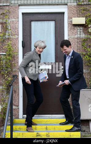 Premierminister Theresa May klopft an Haustüren und Beiträge Flugblätter auf Wahlkampftour Wahl mit lokalen Kandidaten Andrew Bowie in Banchory, Aberdeenshire. Stockfoto