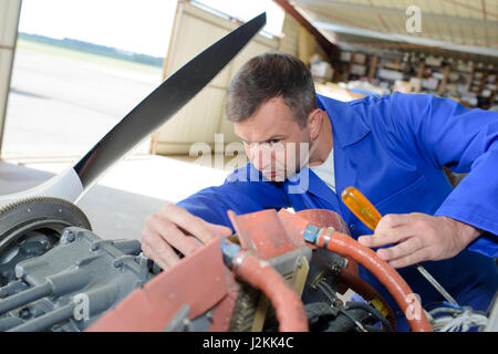 Mechaniker arbeiten an Flugzeugen Stockfoto