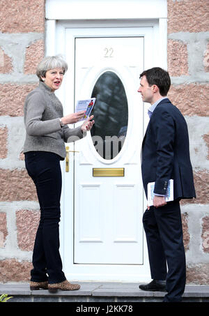 Premierminister Theresa May klopft an Haustüren und Beiträge Flugblätter auf Wahlkampftour Wahl mit lokalen Kandidaten Andrew Bowie in Banchory, Aberdeenshire. Stockfoto